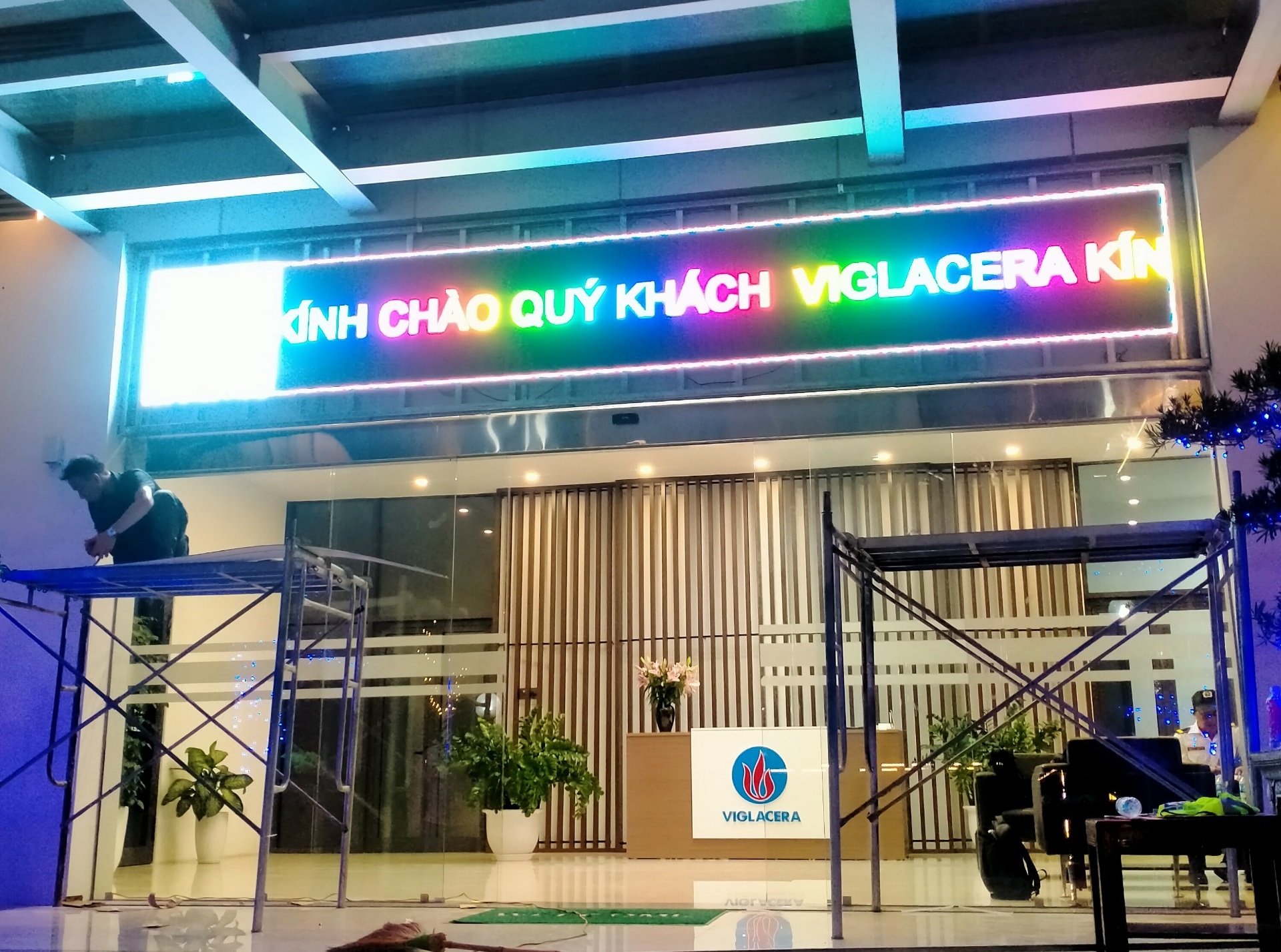 P4 full ngoài trời LLR được ứng dụng làm biển hiệu văn phòng