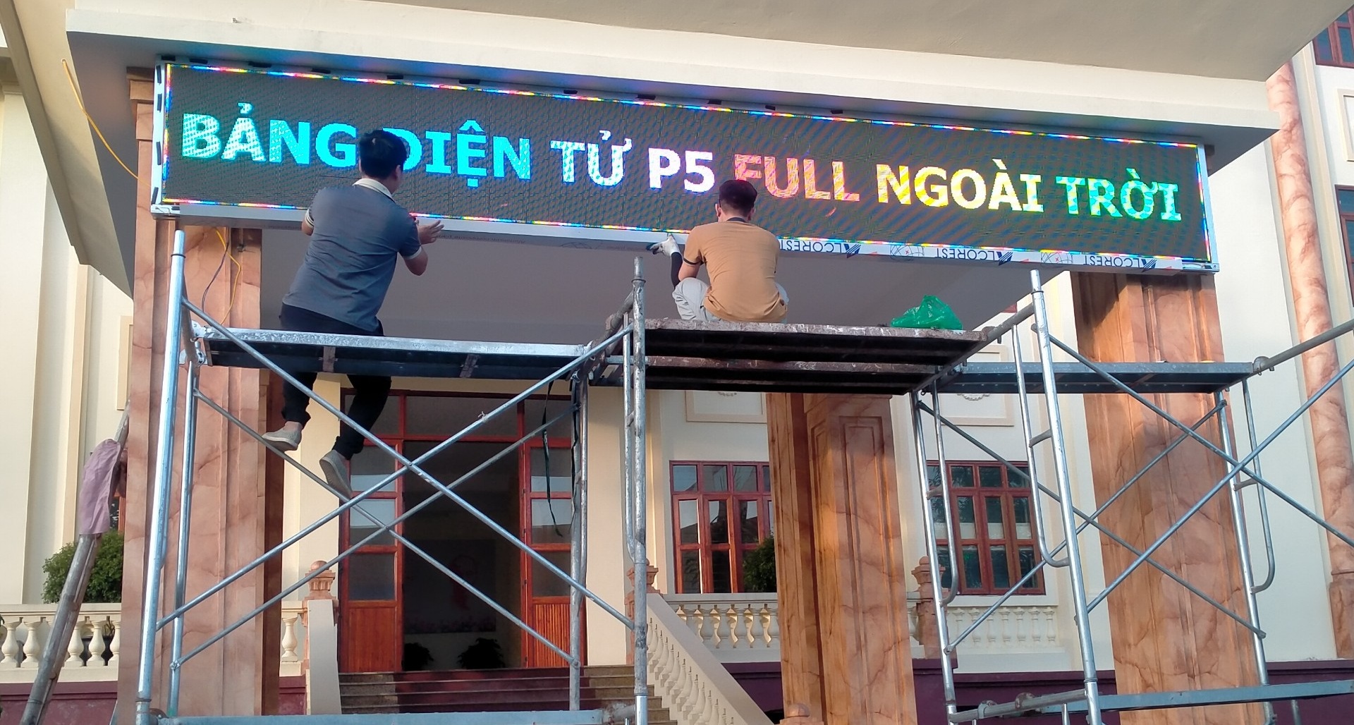 Ứng dụng Led P5 full ngoài trời LLR trong biển hiệu