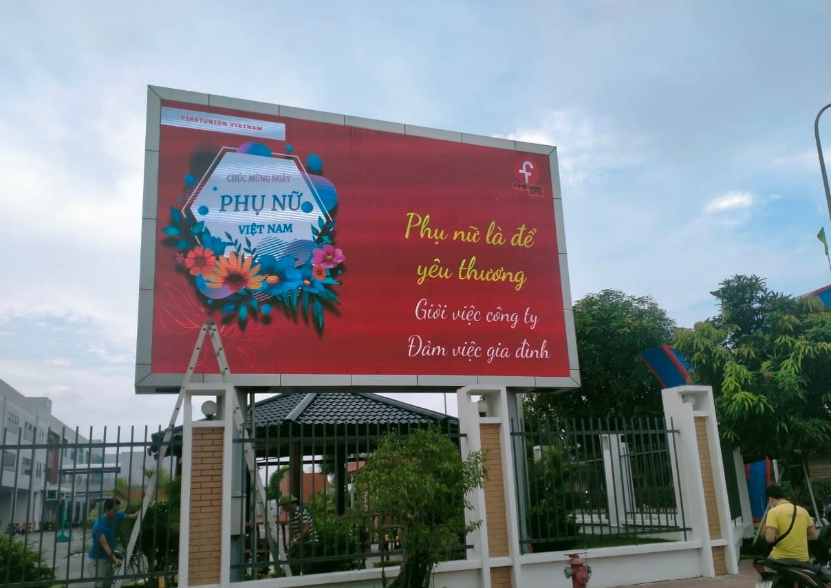 Ứng dụng tấm Led P4 full outdoor Dotcom trong lắp màn hình quảng cáo ngoài trời
