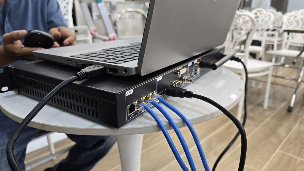 Đây là bộ xử lý hình ảnh tích hợp sẵn card phát với 4 cổng mạng Gigabit