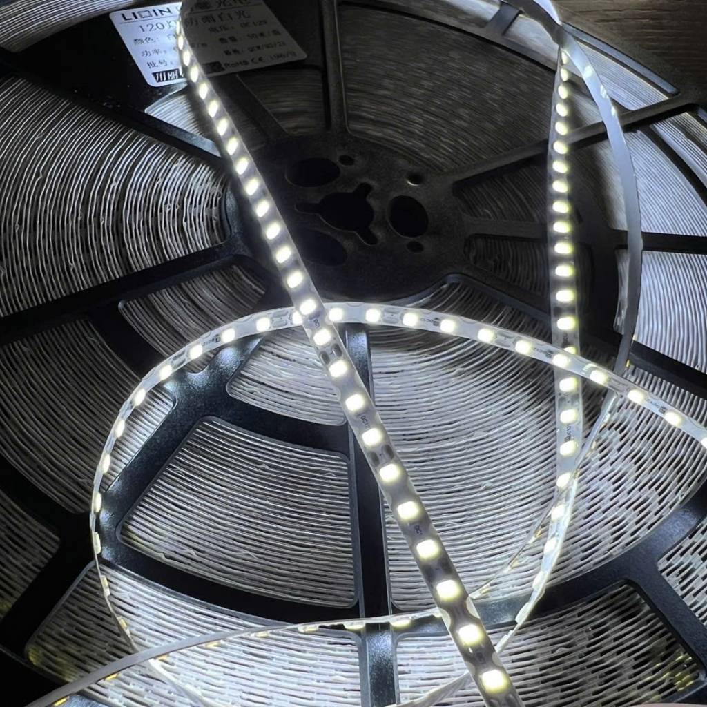 Nhà phân phối Led dây dán ziczac 12V 120 led trắng 11000K LIXIN ngoài trời LS44