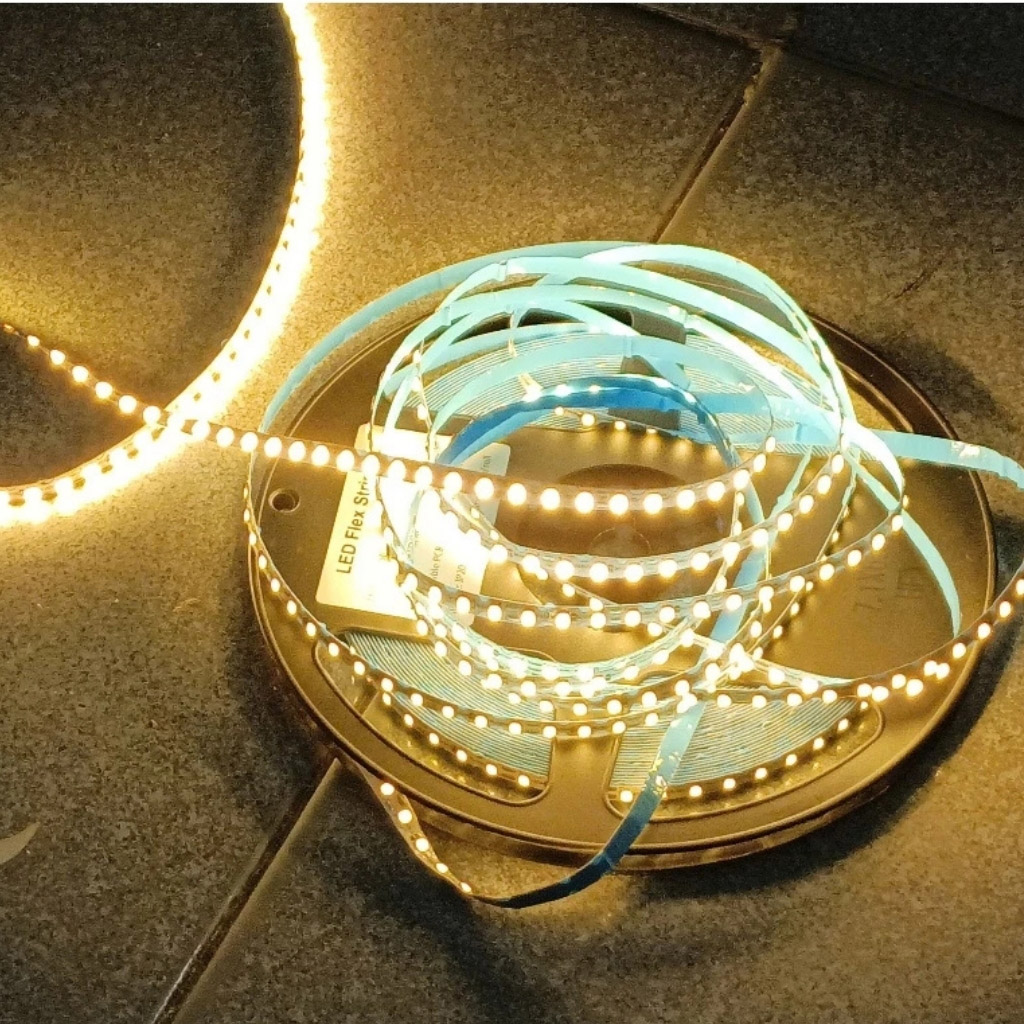 Nhà phân phối Led dây dán ziczac 2835 12V 120 Led vàng nắng