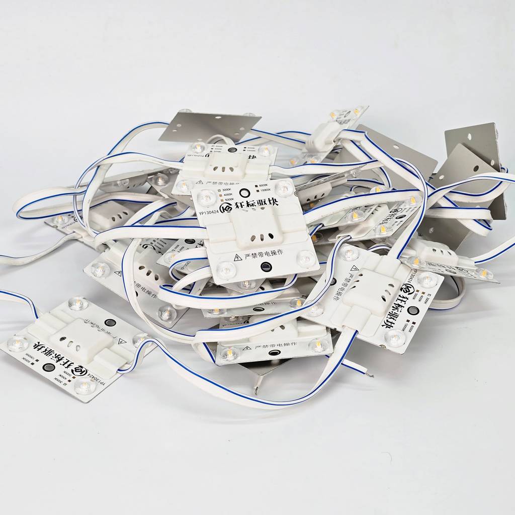 Led hắt module 4 bóng 220v vàng nắng trong nhà